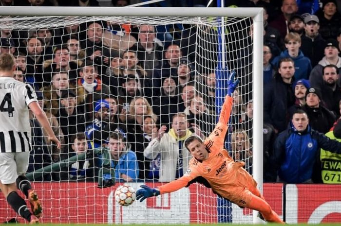 Kiper Juventus, Wojciech Szczesny (kanan), beraksi pada laga Liga Champions kontra Chelsea di Stadion Stamford Bridge, Selasa (23/11/2021).