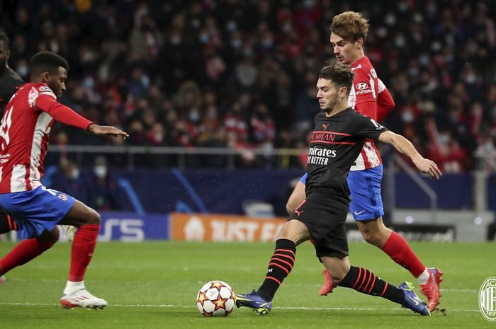 Momen Brahim Diaz berduel dengan Thomas Lemar pada laga Atletico Madrid versus AC Milan dalam matchday kelima Grup B Liga Champions.