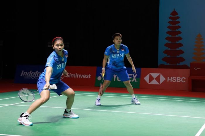 Pasangan ganda putri, Greysia Polii/Apriyani Rahayu, saat tampil pada babak 16 besar Indonesia Open 2021 di Bali International Convention Centre, Nusa Dua, Bali, Kamis, (25/11/2021).