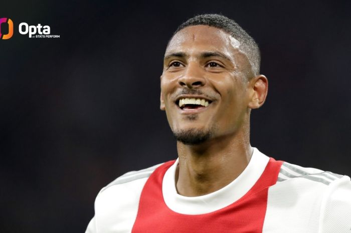 Predator Ajax Amsterdam, Sebastien Haller, semakin gacor di Liga Champions sehingga membuat Cristiano Ronaldo dan Lionel Messi kalah.