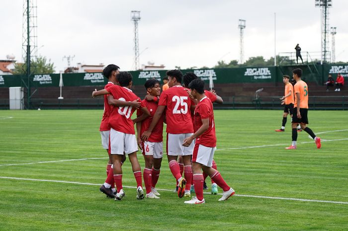 Para pemain timnas U-18 Indonesia merayakan gol Ricky Pratama ke gawang Alanyaspor U-18 dalam laga uji coba, Rabu (24/11/2021).