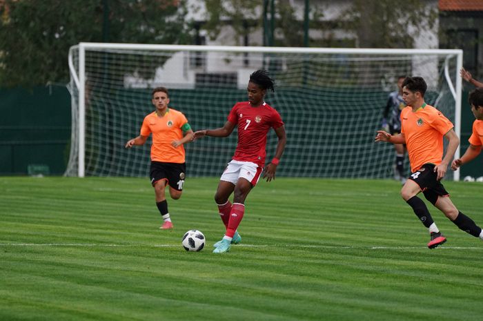 Aksi Ronaldo Kwateh dalam laga uji coba timnas U-18 Indonesia versus Anyalaspor U-18 di Turki, Rabu (24/11/2021).