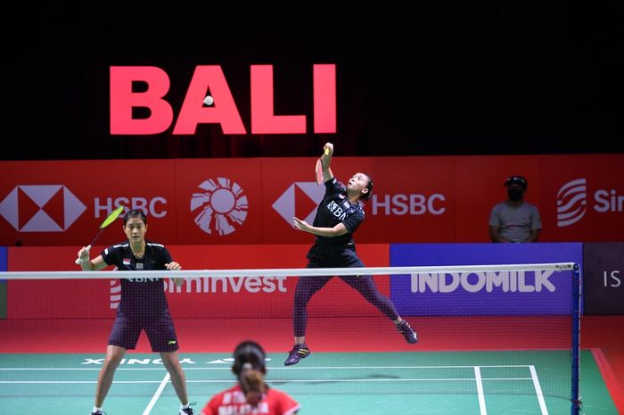 Pasangan ganda putri,Febriana Dwipuji Kusuma/Amalia Cahaya Pratiwi saat tampil pada babak 16 besar Indonesia Open 2021, di Bali International Convention Centre &amp; Westin Resort, Nusa Dua, Bali, Kamis (25/11/2021).