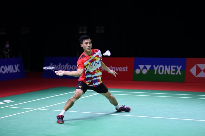 Pebulu tangkis tunggal putra Indonesia, Shesar Hiren Rhustavito, pada babak kedua Indonesia Open 2021 di Bali International Convention Centre, Nusa Dua, Kamis (25/11/2021).