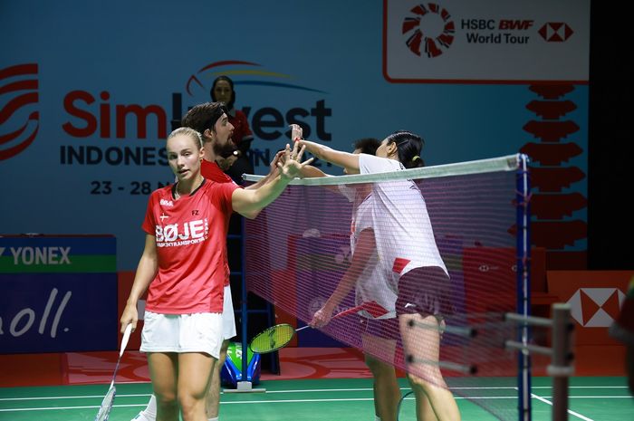 Pasangan ganda campuran Indonesia, Hafiz Faizal/Gloria Emanuelle Widjaja (jersey putih), bersalaman dengan Mathias Christiansen/Alexandra Boje dari Denmark setelah pertandingan perempat final Indonesia Open 2021 di Bali International Convention Centre, Bali, 26 November 2021.