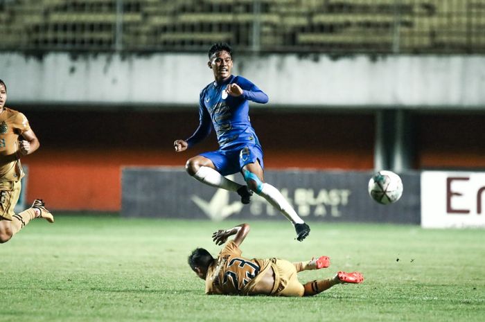 PSIS vs Bhayangkara FC pada Liga 1 2021 di Stadion Maguwoharjo, Sleman, Yogyakarta, Jumat (26/11/2021).