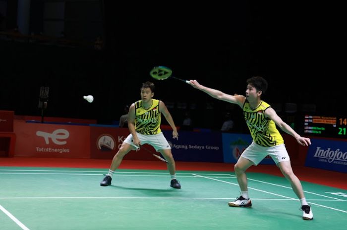 Pasangan ganda putra, Marcus Fernaldi Gideon/Kevin Sanjaya Sukamuljo, saat tampil di babak perempat final Indonesia Open 2021 di Bali International Convention Centre, Nusa Dua, Bali, Jumat (26/11/2021).