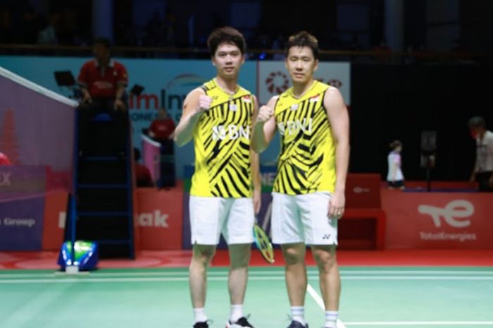 Pasangan ganda putra, Marcus Fernaldi Gideon/Kevin Sanjaya Sukamuljo, usai meraih kemenangan di babak perempat final Indonesia Open 2021 di Bali International Convention Centre, Nusa Dua, Bali, Jumat (26/11/2021).