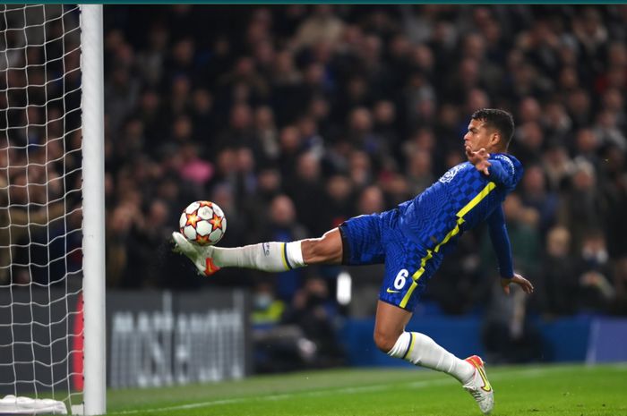 Bek tengah senior Chelsea, Thiago Silva.