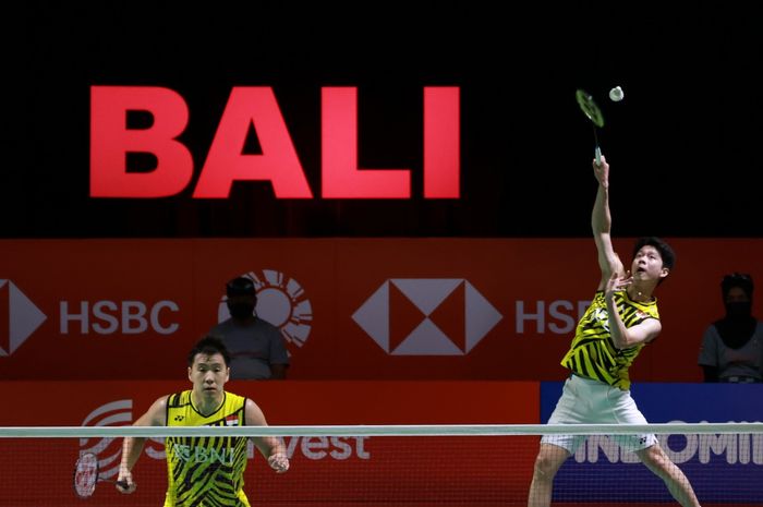 Pasangan ganda putra Indonesia, Marcus Fernaldi Gideon/Kevin Sanjaya Sukamuljo, pada perempat final Indonesia Open 2021 di Bali International Convention Centre, Nusa Dua, Jumat (26/11/2021).