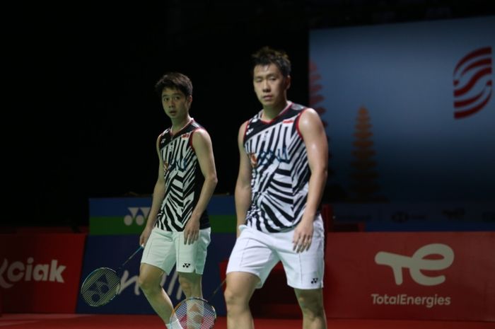 Pasangan ganda putra Indonesia, Marcus Fernaldi Gideon/Kevin Sanjaya Sukamuljo, pada pertandingan semifinal Indonesia Open 2021 di Bali International Convention Centre, Bali, 27 November 2021.