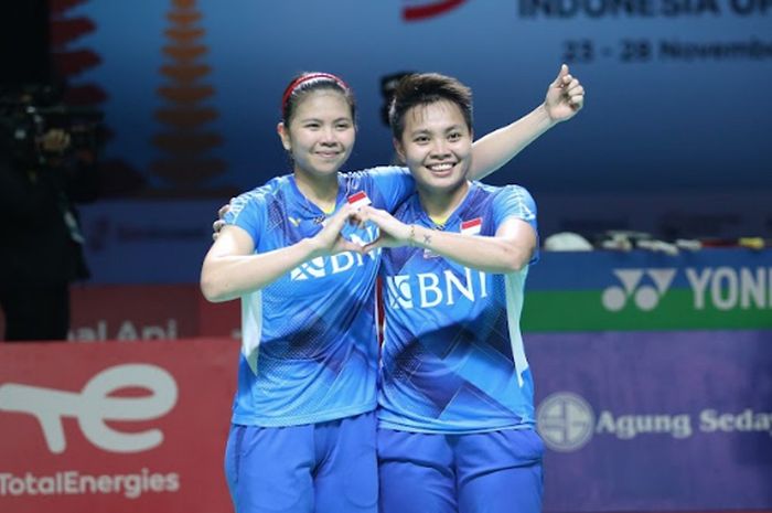 Pasangan ganda putri, Greysia Polii/Apriyani Rahayu, usai meraih kemenangan pada babak semifinal Indonesia Open 2021 di Bali International Convention Centre, Nusa Dua, Bali, Sabtu (27/11/2021).