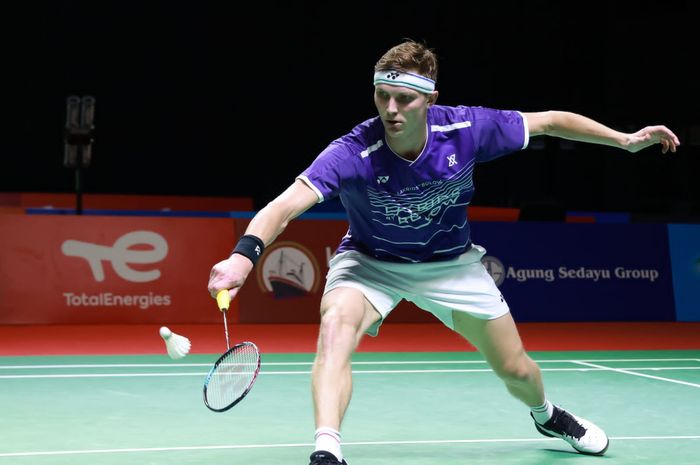 Pebulu tangkis tunggal putra Denmark, Viktor Axelsen, saat bertanding melawan wakil India, Sai Praneeth B, pada babak perempat final Indonesia Open 2021 yang berlangsung di Bali International Convention Center &amp; The Westin Resort, Nusa Dua, Bali, Jumat (26/11/2021).