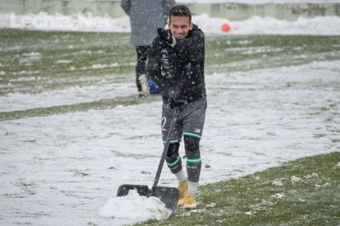 Egy Maulana Vikri pernah mendapat tugas unik membersihkan salju dari lapangan saat di Lechia Gdansk.