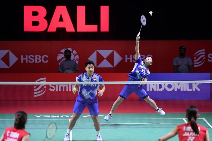 Aksi pasangan ganda putri Indonesia, Greysia Polii/Apriyani Rahayu, saat melawan Nami Matsuyama/Chiharu Shida (Jepang) pada final Indonesia Open 2021 di Bali International Convention Centre, Bali, 28 November 2021.