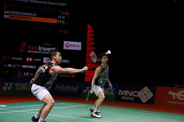 Aksi Marcus Fernaldi Gideon/Kevin Sanjaya Sukamuljo pada final indonesia Open 2021, Minggu (28/11/2021)