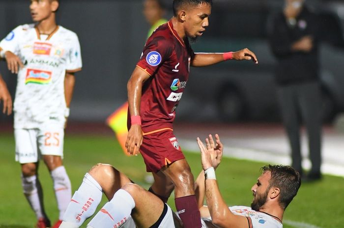 Pemain Borneo FC, M Sihran, berduel dengan bek Persija Jakarta, Marco Motta, pada pekan ke-14 Liga 1 2021