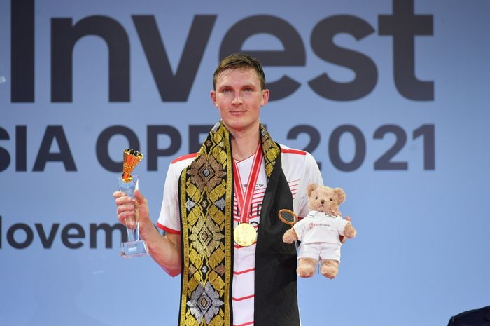 Pebulu tangkis tunggal putra Denmark, Viktor Axelsen, berpose dengan trofi juara seusai menjuarai Indonesia Open 2021 di Bali International Convention Centre, Nusa Dua, Minggu (28/11/2021).