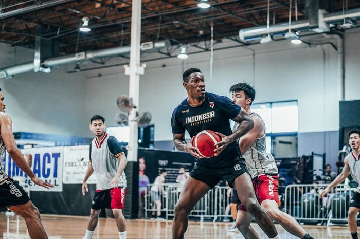 Pebasket naturalisasi Indonesia, Lester Prosper (memegang bola), saat pemusatan latihan jelang laga kualifikasi FIBA World Cup 2023.