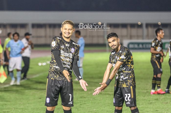 Dua pemain RANS Cilegon FC, Syamsir Alam (kiri) dan Rifal Lastori (kanan), sedang melakukan selebrasi dalam laga Liga 2 2021 di Stadion Madya, Senayan, Jakarta, 16 November 2021.