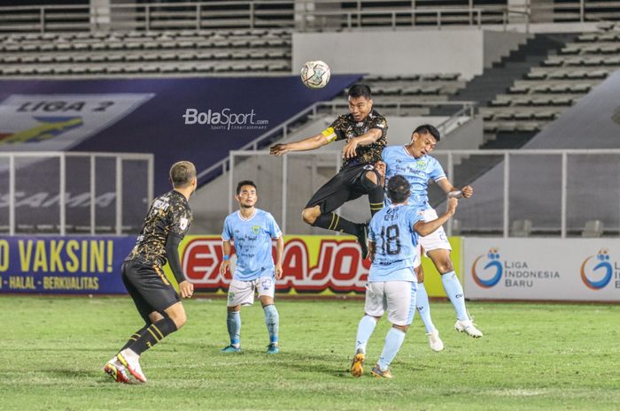 Bek RANS Cilegon FC, Hamka Hamzah, sedang menyundul bola dalam laga Liga 2 2021 di Stadion Madya, Senayan, Jakarta, 16 November 2021.