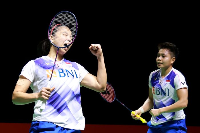 Ekspresi pasangan ganda putri Indonesia, Greysia Polii/Apriyani Rahayu, saat menjalani pertandingan pertama babak penyisihan Grup A BWF World Tour Finals 2021 di Bali International Convention Centre, Bali, 1 Desember 2021.