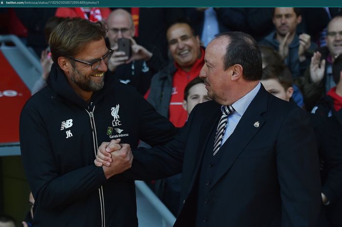 Momen pertemuan Juergen Klopp dan Rafael Benitez pada laga Liverpool versus Newcastle United di Liga Inggris musim lalu.