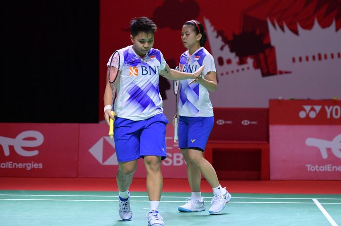 Aksi Greysia Polii/Apriyani Rahayu pada laga pertama BWF World Tour Finals 2021, Nusa Dua, Bali, Rabu (1/12/2021)