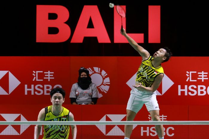 Pasangan ganda putra Indonesia, Marcus Fernaldi Gideon/Kevin Sanjaya Sukamuljo, saat bertanding melawan wakil Taiwan, Lee Yang/Wang Chi-Lin, pada laga penyisihan Grup A BWF World Tour Finals 2021 di Bali International Convention Centre &amp; Westin Resort, Nusa Dua, Bali, Rabu (1/12/2021).