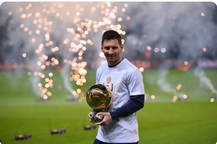 Lionel Messi memamerkan trofi Ballon d'Or 2021 menjelang laga PSG vs Nice di Liga Prancis, Rabu (1/12/2021) di Parc des Princes.