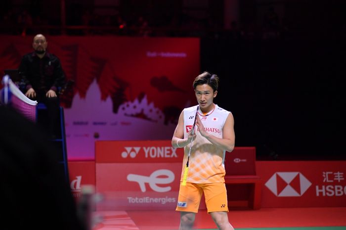 Pebulu tangkis tunggal putra Jepang, Kento Momota, melakukan gesture meminta maaf setelah memutuskan mundur dari pertandingan melawan wakil India, Lakshya Sen, pada penyisihan Grup A BWF World Tour Finals 2021 di Bali International Convention Center &amp; Westin Resort, Nusa Dua, Bali, Rabu (1/12/2021).