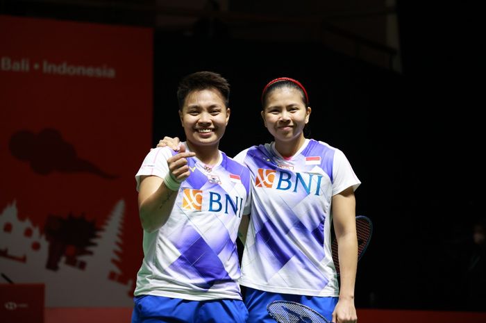 Pasangan ganda putri Indonesia, Greysia Polii/Apriyani Rahayu, berpose usai meraih kemenangan atas wakil Thailand, Jongkolphan Kititharakul/Rawinda Prajongjai, pada pertandingan pertama penyisihan Grup A BWF World Tour Finals 2021 di Bali International Convention Center &amp; Westin Resort, Nusa Dua, Bali, Rabu (1/12/2021).