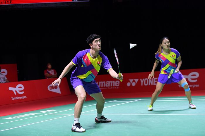 Aksi pasangan ganda campuran Hong Kong, Tang Chun Man/Tse Ying Suet, pada pertandingan pertama babak penyisihan grup BWF World Tour Finals 2021 di Bali International Convention Centre, Bali, 1 Desember 2021.