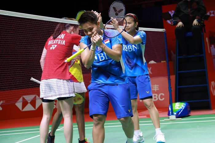 Pasangan ganda putri Indonesia, Greysia Polii/Apriyani Rahayu (jersey biru), bersalaman dengan lawan mereka, Pearly Tan/Thinaah Muralitharan (Malaysia), pada pertandingan ketiga babak penyisihan di Grup A ganda putri BWF World Tour Finals 2021 di Bali International Convention Centre, Nusa Dua, Bali,