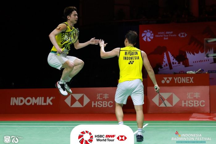 Kevin Sanjaya Sukamuljo (kiri) jumping dan disambut Marcus Fernaldi Gideon saat meraih poin di gim ketiga kontra ganda putra Denmark Kim Astrup/Anders Skaarup Rasmussen dalam laga penentuan ke semifinal BWF World Tour Finals 2021 di Nusa Dua, Bali, Jumat (3/12/2021) malam WIB.