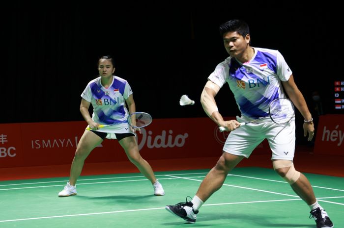 Pasangan ganda campuran Indonesia, Praveen Jordan/Melati Deva Oktavianti saat menghadapi Tang Chun Man/Tse Ying Suet (Hong Kong) pada babak penyisihan grup BWF World Tour Finals 2021 di Bali International Covention Centre, Nusa Dua, Bali, Jumat (3/12/2021).