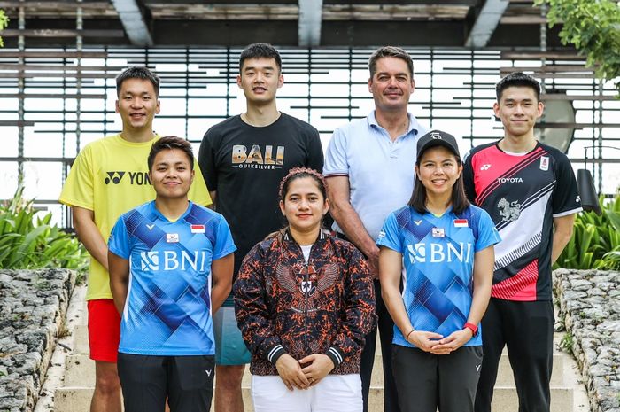 Pasangan ganda putri Indonesia, Greysia Polii/Apriyani, berpose dengan Leani Ratri  Oktila (para badminton), Lee Yang/Wang Chi Lin (Taiwan), Kunlavut Vitidsarn (tunggal putra Thailand), dan Presiden BWF Poul Erik Hoyer.