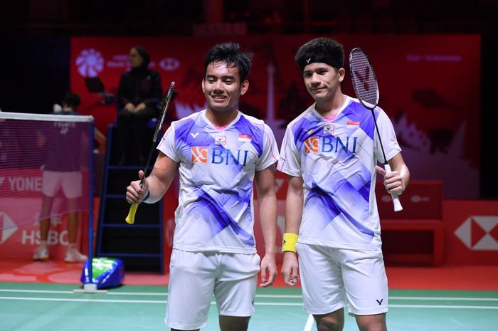 Pasangan ganda putra Indonesia, Pramudya Kusumawardana/Yeremia Erich Yoche Yacob Rambitan, berpose setelah menjalani laga terakhir fase grup BWF World Tour Finals 2021 di Bali International Convention Centre, Nusa Dua, Jumat (3/12/2021).