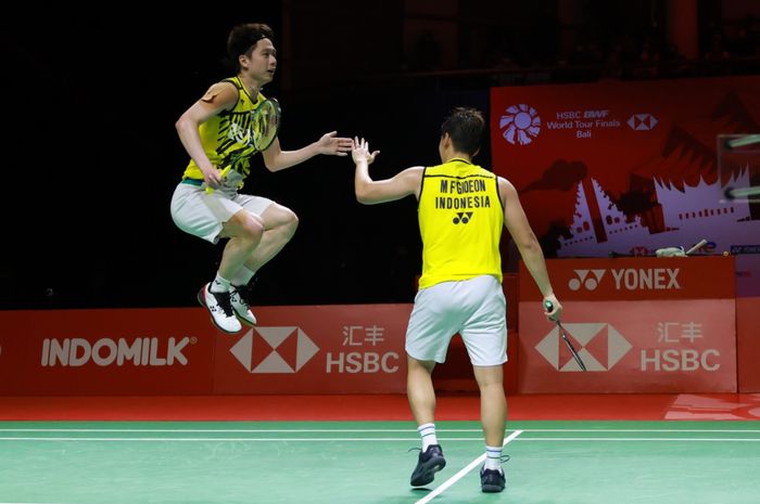 Pasangan ganda putra Indonesia, Marcus Fernaldi Gideon/Kevin Sanjaya Sukamuljo, bereaksi pada laga terakhir grup BWF World Tour Finals 2021 di Bali International Convention Centre, Nusa Dua, Jumat (3/12/2021).