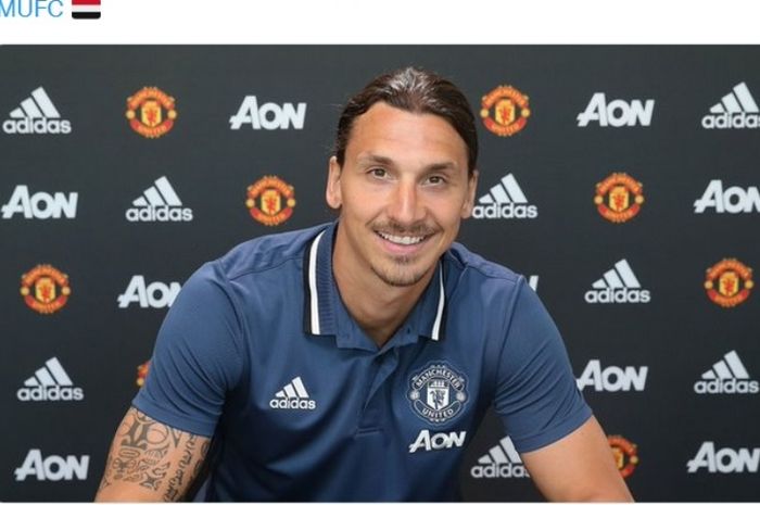 Zlatan Ibrahimovic saat teken kontrak dengan Manchester United.