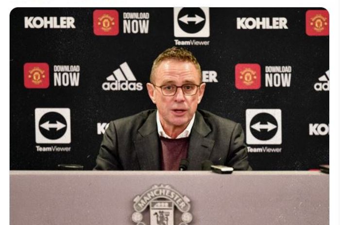 Ralf Rangnick dalam jumpa pers pertama sebagai pelatih interim Manchester United.