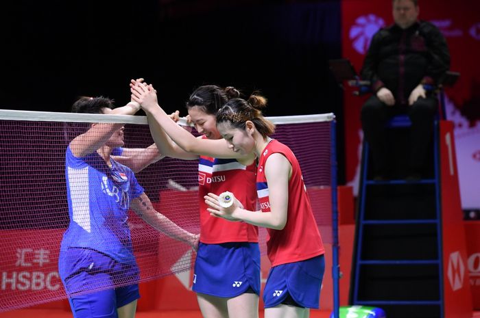 Pasangan ganda putri Jepang, Nami Matsuyama/Chiharu Shida, bersalaman dengan wakil Indonesia, Greysia Polii/Apriyani Rahayu, usai menjalani pertandingan babak semifinal BWF World Tour Finals 2021 di  Bali International Convention Centre &amp; Westin Resort, Nusa Dua, Bali Sabtu (4/12/2021).