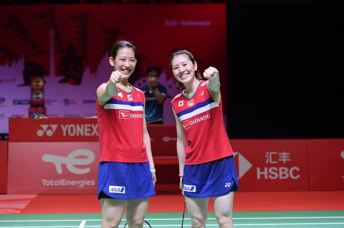 Pasangan ganda putri Jepang, Nami Matsuyama/Chiharu Shida, berpose usai mengalahkan wakil Indonesia, Greysia Polii/Apriyani Rahayu, pada babak semifinal BWF World Tour Finals 2021 di  Bali International Convention Centre &amp; Westin Resort, Nusa Dua, Bali Sabtu (4/12/2021).