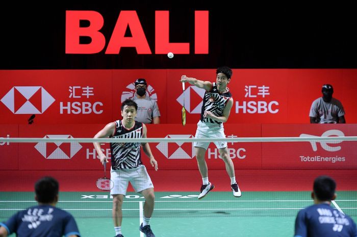 Pasangan ganda putra, Marcus Fernaldi Gideon/Kevin Sanjaya Sukamuljo saat berhadapan melawan Lee Yang/Wang Chi-lin pada babak semifinal BWF World Tour Finals 2021 di Bali International Conventio Centre, Nusa Dua, Bali, Sabtu (4/12/2021).