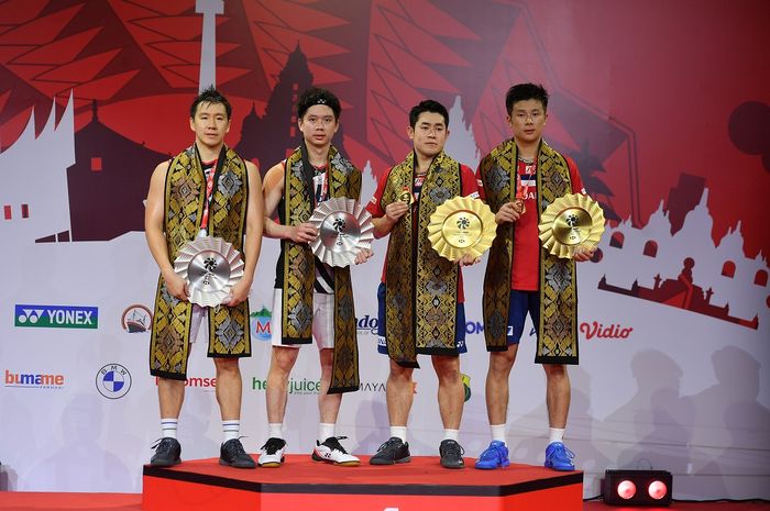 Finalis ganda putra, Marcus Fernaldi Gideon/Kevin Sanjaya Sukamuljo (Indonesia/kiri) dan Takuro Hoki/Yugo Kobayashi (Jepang) berdiri di podium setelah final BWF World Tour Finals 2021.