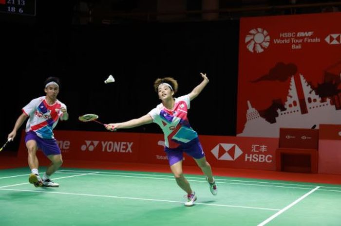 Pasangan ganda campuran Thailand, Dechapol Puavaranukroh/Sapsiree Taerattanachai, saat tampil pada ajang BWF World Tour Finals 2021. 