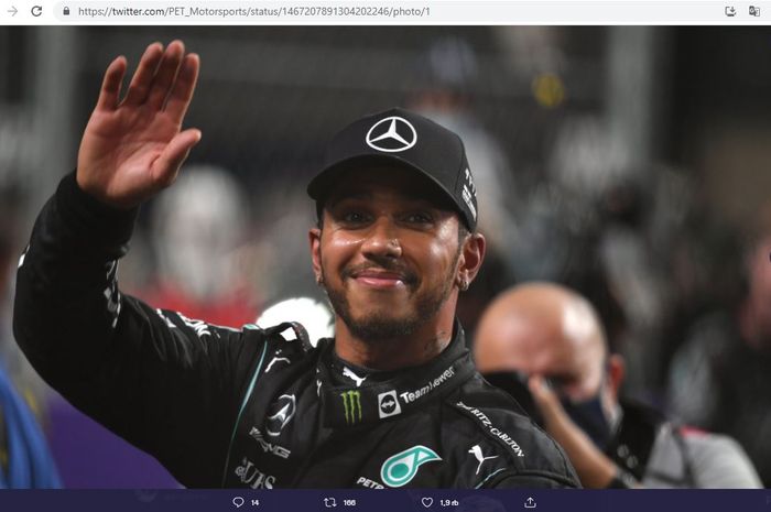 Pembalap Mercedes, Lewis Hamilton, melambaikan tangan ke arah penggemar pada balapan F1 GP Arab Saudi 2021.