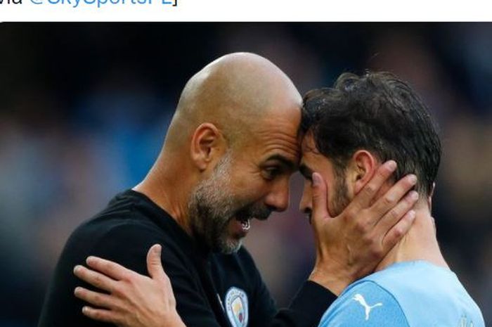 Pelatih Manchester City, Pep Guardiola, melakukan selebrasi bareng Bernardo Silva.