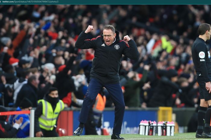 Ekspresi Ralf Rangnick dalam laga debutnya bersama Manchester United yang meraih kemenangan 1-0 atas Crystal Palace pada laga pekan ke-15 Liga Inggris 2021-2022.