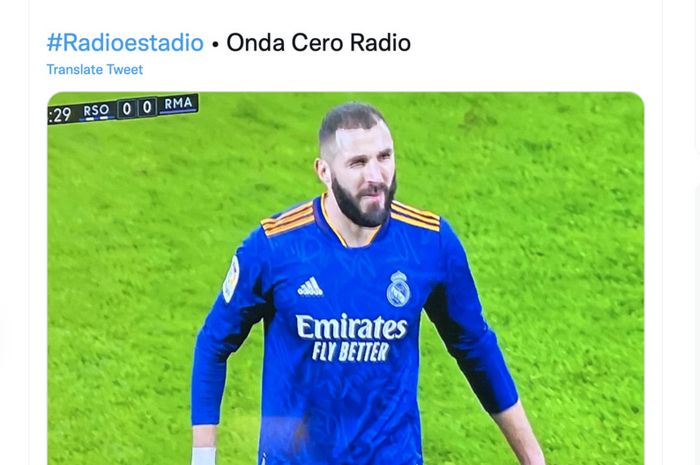 Penyerang Real Madrid, Karim Benzema, cedera saat melawan Real Sociedad, Minggu (5/12/2021)